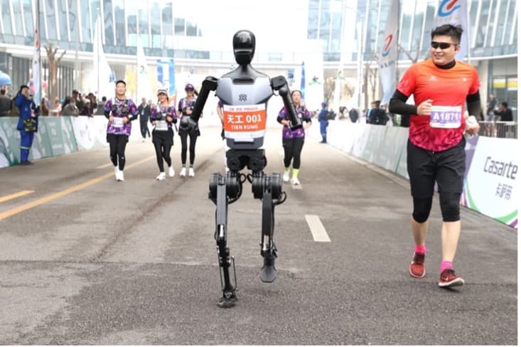 Robot qui court un semi-marathon à Pékin en Chine